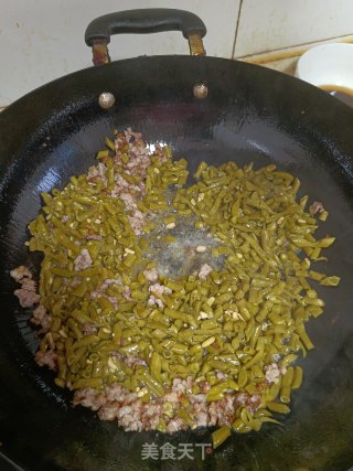 老干妈炒酸豇豆的做法步骤：3