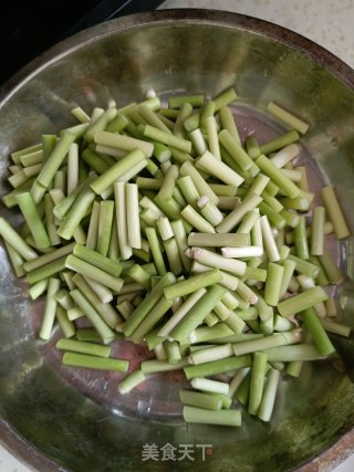 老腊肉炒蒜苔的做法步骤：1