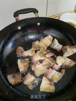 老腊肉炒蒜苔的做法步骤：2