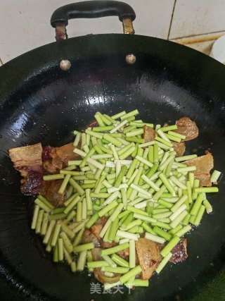 老腊肉炒蒜苔的做法步骤：3