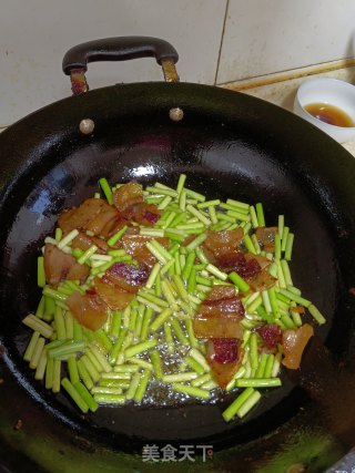 老腊肉炒蒜苔的做法步骤：4