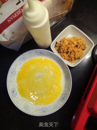 鸡蛋肉松三明治的做法步骤：1