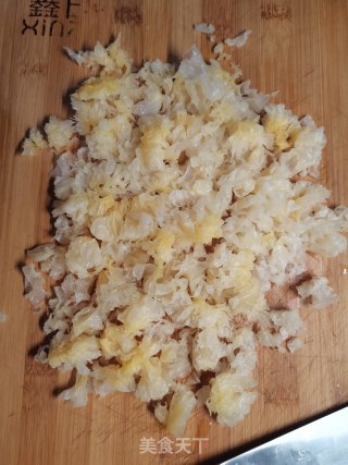燕麦苹果银耳羹的做法步骤：1