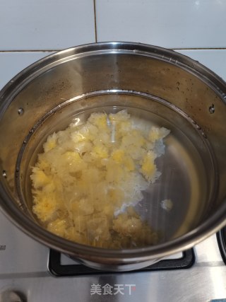 燕麦苹果银耳羹的做法步骤：2