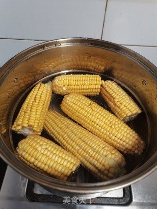 水煮玉米的做法步骤：2