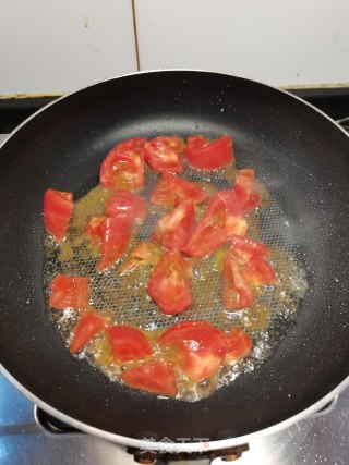 西红柿炒洋葱的做法步骤：1