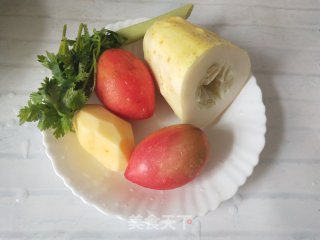 老黄瓜西红柿土豆汤的做法步骤：1
