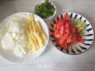 老黄瓜西红柿土豆汤的做法步骤：2