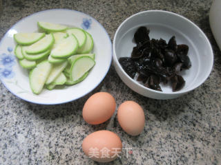 黑木耳煎鸡蛋炒西葫芦的做法步骤：1
