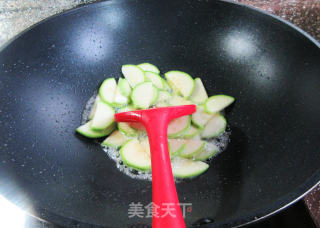 黑木耳煎鸡蛋炒西葫芦的做法步骤：5