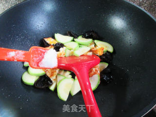 黑木耳煎鸡蛋炒西葫芦的做法步骤：7