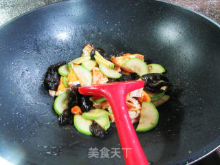 黑木耳煎鸡蛋炒西葫芦的做法步骤：9