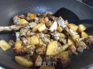 土豆烧鸭肉的做法步骤：4