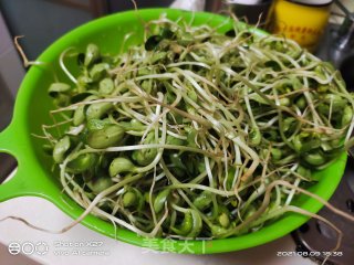 火腿炒黑豆芽的做法步骤：2