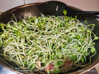 火腿炒黑豆芽的做法步骤：4