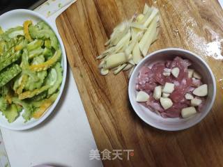 肉片炒苦瓜的做法步骤：1