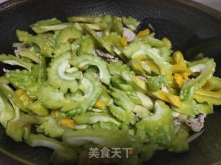 肉片炒苦瓜的做法步骤：3