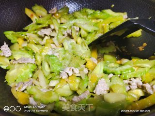 肉片炒苦瓜的做法步骤：4