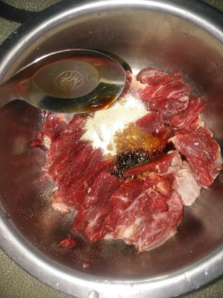 网红洋葱炒牛肉的做法步骤：2