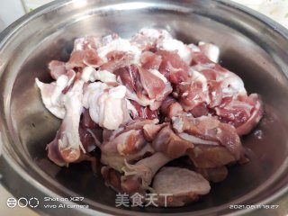 鸭肉烧苦瓜的做法步骤：2