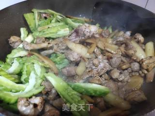 鸭肉烧苦瓜的做法步骤：8