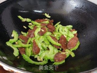 苦瓜炒腊肠的做法步骤：6