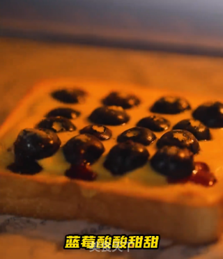 自制一口爆浆酸甜可口的蓝莓岩烧乳酪吐司的做法步骤：5