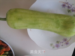 葫芦瓜炒肉的做法步骤：1