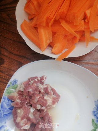 胡萝卜炒肉的做法步骤：1