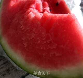 手打西瓜冰红酒的做法步骤：1
