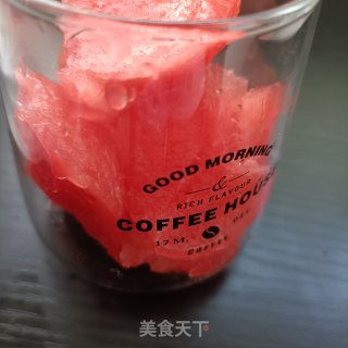 手打西瓜冰红酒的做法步骤：2