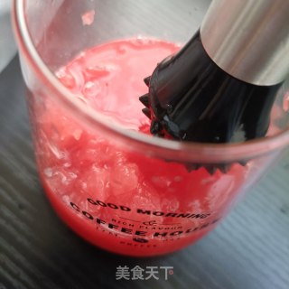 手打西瓜冰红酒的做法步骤：3