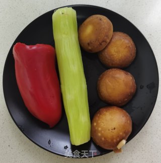 香菇炒笋丁的做法步骤：1