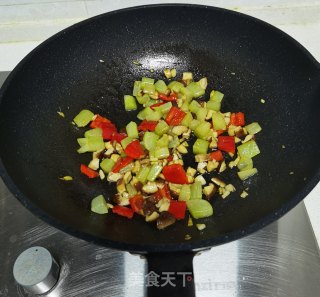 香菇炒笋丁的做法步骤：9
