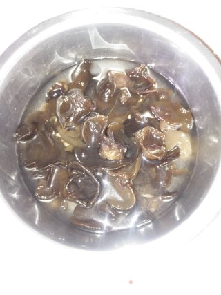 凉拌木耳的做法步骤：1