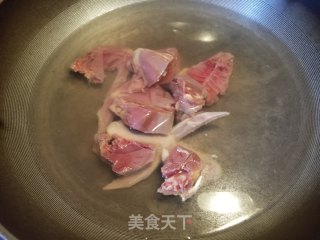 绿豆土茯苓鸽子汤的做法步骤：1