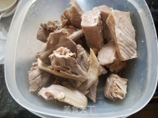 绿豆土茯苓鸽子汤的做法步骤：2