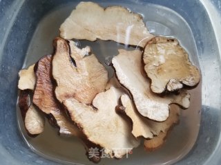 绿豆土茯苓鸽子汤的做法步骤：4