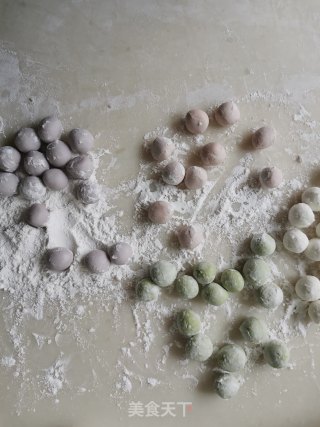 酒酿彩色小圆子的做法步骤：2