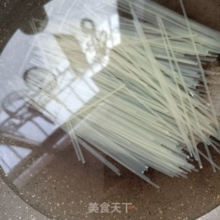 竹荪排骨汤粉的做法步骤：1