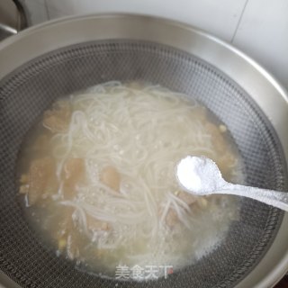 竹荪排骨汤粉的做法步骤：7