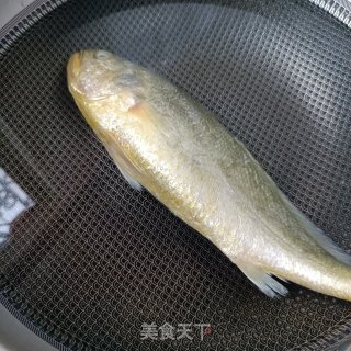 酸萝卜炖黄花鱼的做法步骤：1