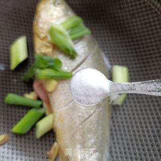 酸萝卜炖黄花鱼的做法步骤：3