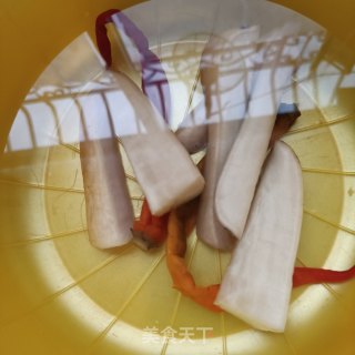 酸萝卜炖黄花鱼的做法步骤：4