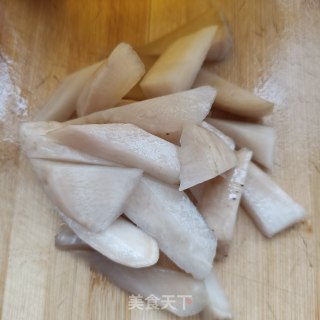 酸萝卜炖黄花鱼的做法步骤：5