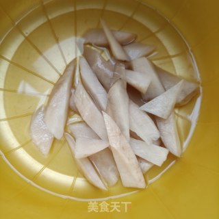 酸萝卜炖黄花鱼的做法步骤：7