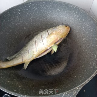 酸萝卜炖黄花鱼的做法步骤：11
