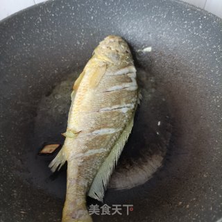 酸萝卜炖黄花鱼的做法步骤：12