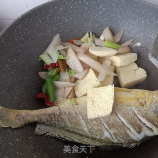 酸萝卜炖黄花鱼的做法步骤：13