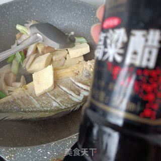 酸萝卜炖黄花鱼的做法步骤：14